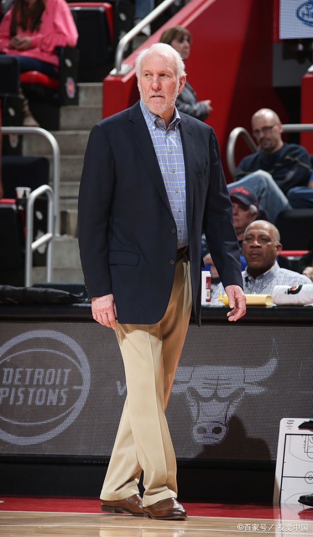 此战过后,马刺主帅波波维奇执教胜场数达到1221场,与杰里斯隆并列nba